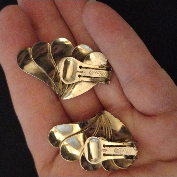 Vintage Signed Alice Large Gold Tone Clip On Earrings - Picture 3 of 4